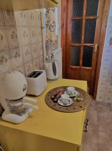 莫尔Kerti lak的黄色的台面上配有咖啡壶