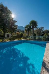 马尔切西内卡门维拉酒店的一个大型蓝色游泳池,背面是阳光