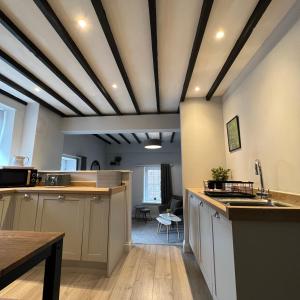 彭里斯Honeysuckle Cottage & Whinfell Studio的厨房设有格子天花板和木地板。