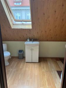 弗罗茨瓦夫Hostel BAZA 15的浴室配有水槽和带天窗的卫生间。