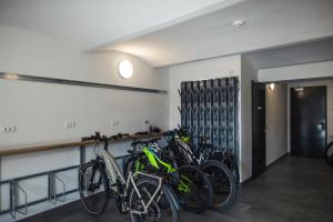 维拉巴萨艾玛西丝德来克酒店的一堆自行车靠墙排成一排
