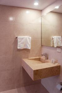 瓦哈卡市Casa Rosa Mexicano的一间带水槽和镜子的浴室