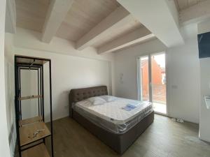 雷卡纳蒂港Appartamenti nuovi in centro a Porto Recanati Riviera del Conero的一间卧室设有一张床和一个大窗户