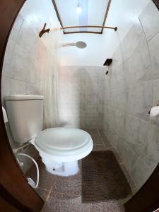 阿尔特杜尚Pousada Ocazum的浴室设有白色的卫生间和镜子