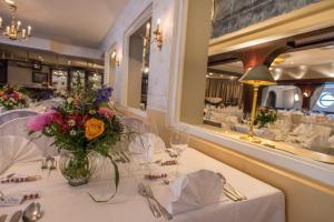 BasthorstLandhaus Hamester - Hotel & Restaurant - neu eröffnet September 2022的花瓶餐厅里的桌子