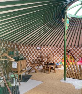 塞尔福斯Valhalla Yurts Odin的圆顶帐篷内带桌椅的帐篷