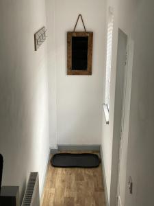 谢林汉姆The Crows Nest - Sheringham的墙上有黑色垫子的房间