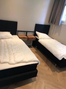 LathumLuxus Chalet Hafenblick的两张床位于带裙子的房间。