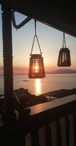 伊兹拉Panoramic Views Home in Hydra, Greece的日落前挂着两盏灯