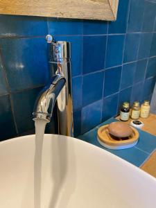 贝端Au petit bonheur的浴室内带水水龙头的盥洗盆