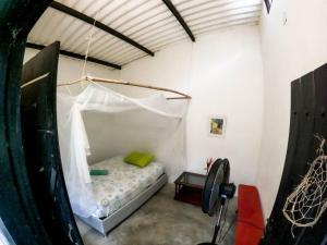 GirocasacaReserva Natural La Esperanza的配有一张带蚊帐的床的客房