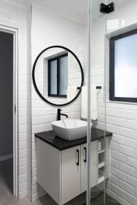 莫塞尔湾Santos Seaview Apartment的白色的浴室设有水槽和镜子
