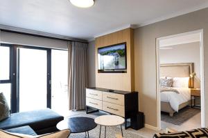 莫塞尔湾Santos Seaview Apartment的一间卧室设有一张床和一间客厅。