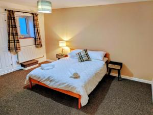 利德尼Country Lodge Retreat的一间卧室设有一张大床和一个窗户。