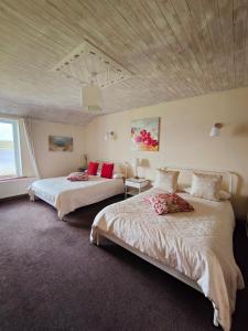 克利夫登水滨休憩食宿酒店的一间卧室设有两张床和天花板