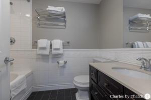 波士顿94 Charles Street by Thatch的白色的浴室设有水槽和卫生间。