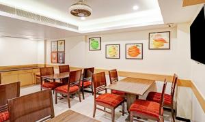 新德里Treebo Trend Galaxy Rooms的用餐室配有木桌和椅子