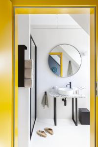 波兹南索雷城精品酒店的一间带水槽和镜子的浴室