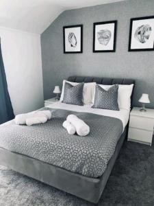 唐克斯特Fieldside View, Contractors and Families的一间卧室配有一张带两个枕头的床