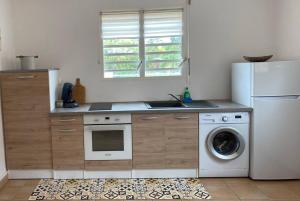 圣弗朗索瓦Appartement cosy & calme en Rez de villa的厨房配有冰箱和洗衣机。