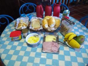 卡拉瓜塔图巴Casa Azul的一张桌子上放着一大堆食物