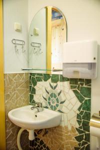 Tiidu基维马度假屋的一间带水槽和镜子的浴室