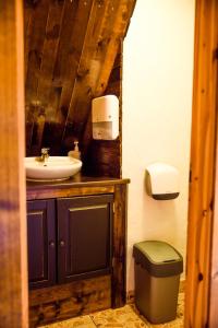 Tiidu基维马度假屋的浴室配有盥洗盆、卫生间和盥洗盆。