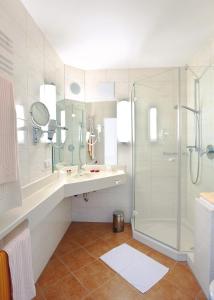 塞海姆-尤根海姆马辰加尼酒店的带淋浴和盥洗盆的白色浴室