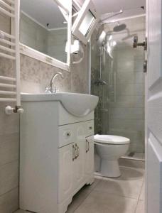 康斯坦察Solaria House的白色的浴室设有水槽和卫生间。