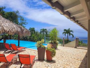 德赛Villa Dream的一个带椅子的庭院和一个游泳池
