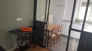 布尔戈斯Apartamento Vadillos - VuT 09-401的用餐室的桌椅