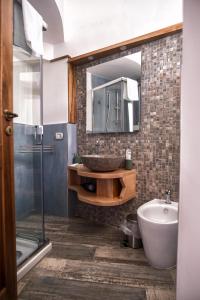 维耶特里B&B Casa Martino SEA VIEW的一间带水槽和镜子的浴室