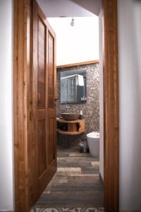 维耶特里B&B Casa Martino SEA VIEW的一间带木门和水槽的浴室