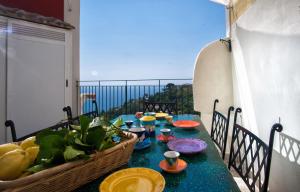 维耶特里B&B Casa Martino SEA VIEW的阳台上摆放着食物盘的桌子