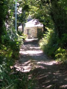 普卢加斯泰勒-达乌拉斯Le gîte du passage的一条通往石屋的小路