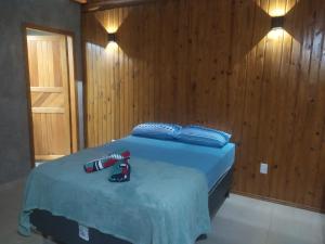 博尼图Formosa Suites的一间卧室配有一张带蓝色床单和蓝色枕头的床。
