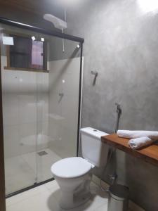 博尼图Formosa Suites的一间带卫生间和玻璃淋浴间的浴室