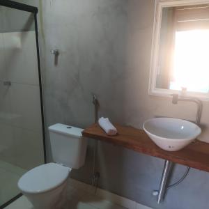 博尼图Formosa Suites的一间带卫生间和水槽的浴室