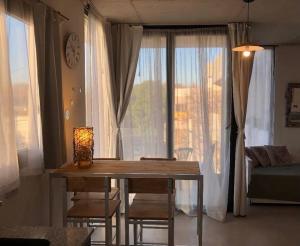Remedios de EscaladaLuminoso y comfortable monoambienteA 25 minutos de Ezeiza的窗户前的餐桌和椅子