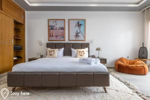 阿加迪尔Stayhere Agadir - Ocean View Residence的卧室配有一张带白色床单和枕头的大床。