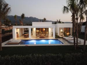 蒂加基TAF Beach Villas with Tesla的一座房子前面设有游泳池
