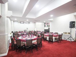 斯勒尼克Teju Hotels的配有桌椅和讲台的会议室