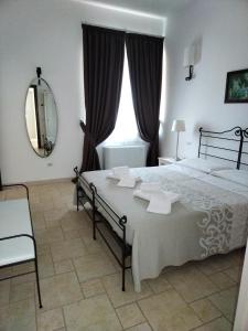 阿尔贝罗贝洛Masseria Catucci Agriturismo的一间卧室配有一张大床和镜子