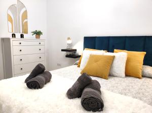 马拉加La Brisa apartamento的一间卧室配有带毛巾的床