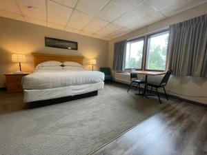 博尔德博尔德双湖酒店的酒店客房配有一张床铺和一张桌子。