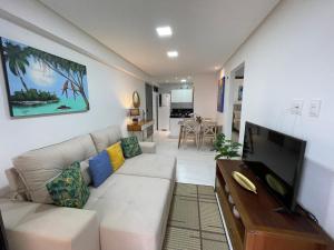 若昂佩索阿Mardisa Design by Jess Hospedagens的客厅配有白色沙发和平面电视。