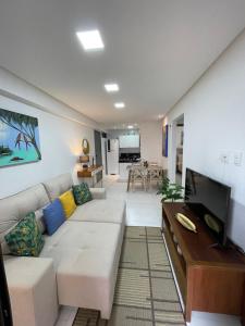 若昂佩索阿Mardisa Design by Jess Hospedagens的带沙发和电视的客厅
