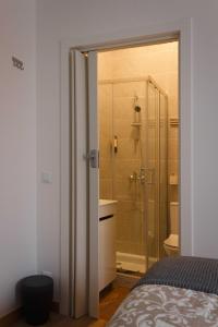 辛特拉Flor&Fidalgo Guest House的带淋浴的浴室和客房内的一张床
