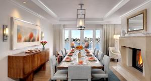 纽波特海滩巴尔博亚湾度假酒店的一间带长桌和壁炉的用餐室