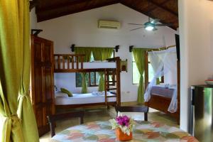 La LagunaCasa Única - Room with breakfast or Cabins with kitchen的客房设有一张桌子和两张双层床。